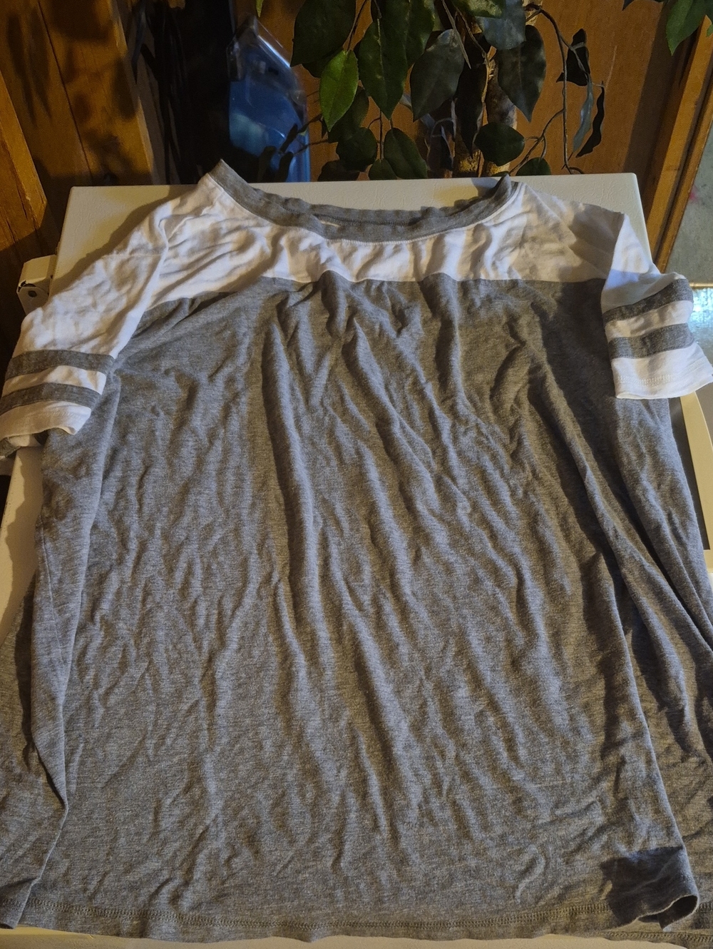 torrid Gray & White Short Sleeve Colorblock Tee
